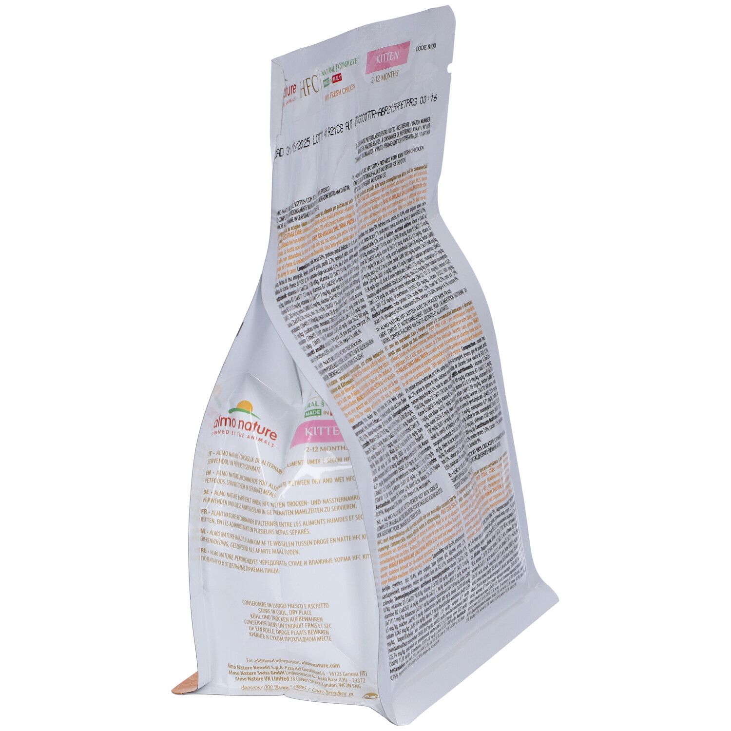 Vista obliqua del retro della confezione HFC Kitten Pollo. Marchio Almo Nature. Contiene informazioni sugli ingredienti e il valore nutrizionale. Con testo multilingue.