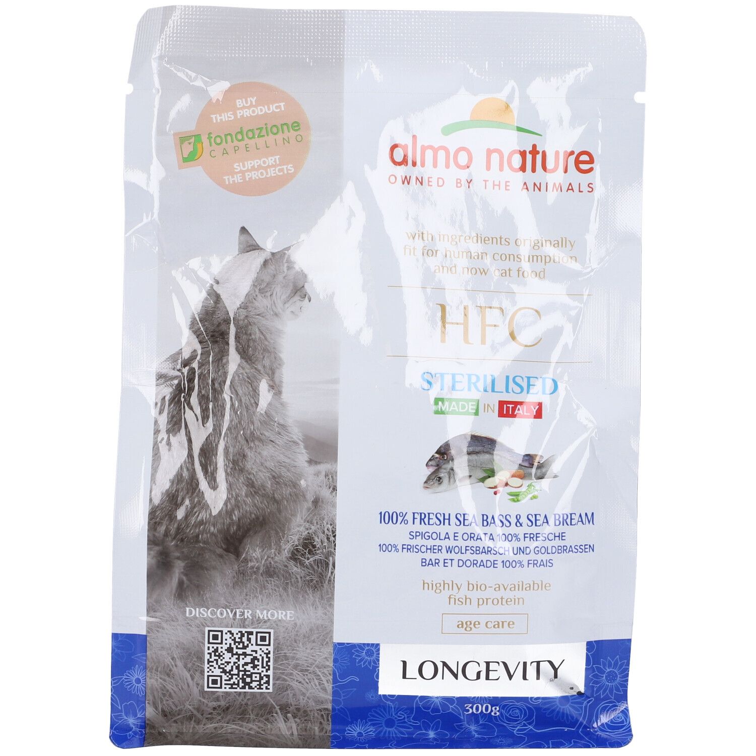 Confezione di cibo per gatti. Marchio: Almo Nature. Testo: HFC Sterilised, Longevity, 100% spigola e orata fresche.