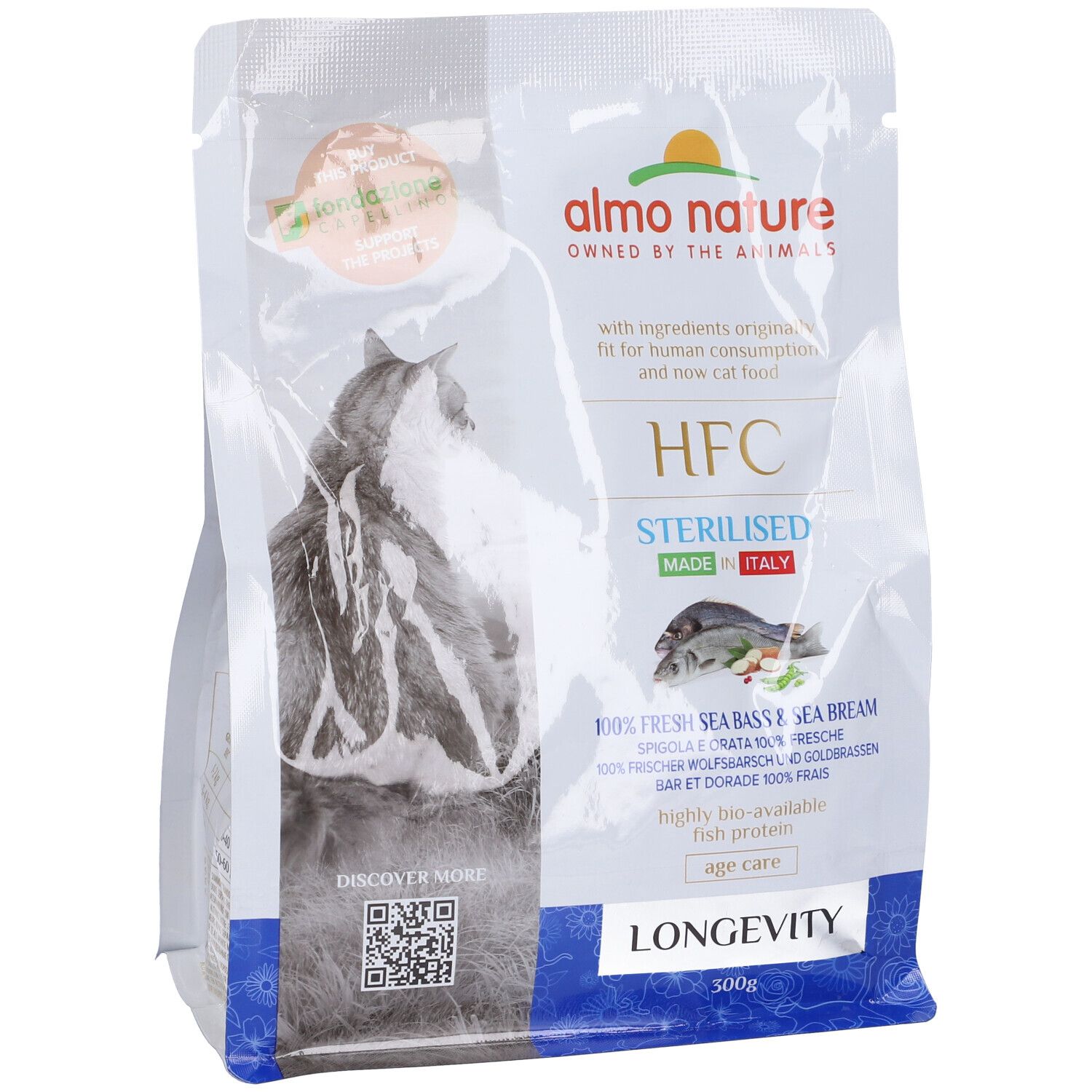 Confezione di cibo per gatti. Marchio: Almo Nature. Testo: HFC Sterilised, Longevity, 100% spigola e orata fresche.