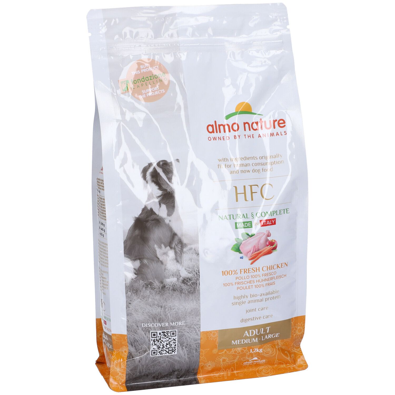 Sacchetto di cibo per cani Almo Nature HFC, Natural Complete, Adult Medium-Large. Vista con cane, pollo, carote e logo.