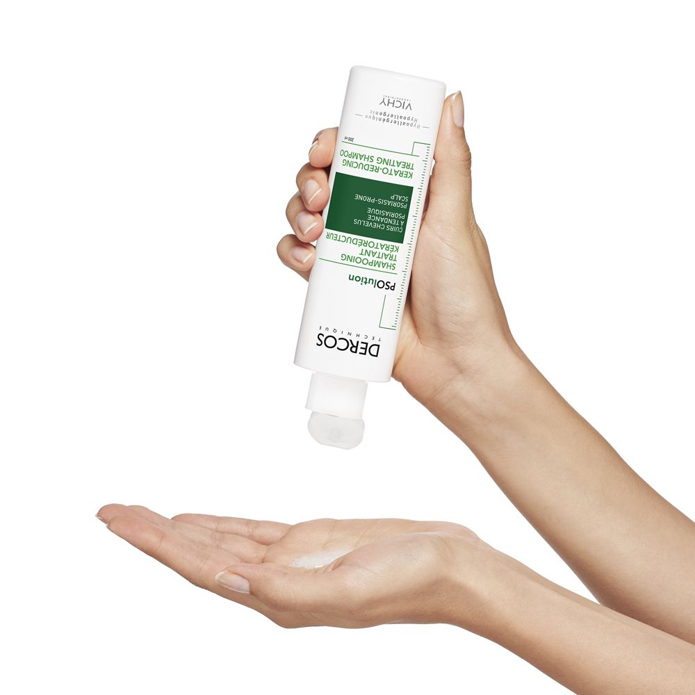 Shampoo versato nella mano. Dercos PSolution. Per forfora e cuoio capelluto pruriginoso.