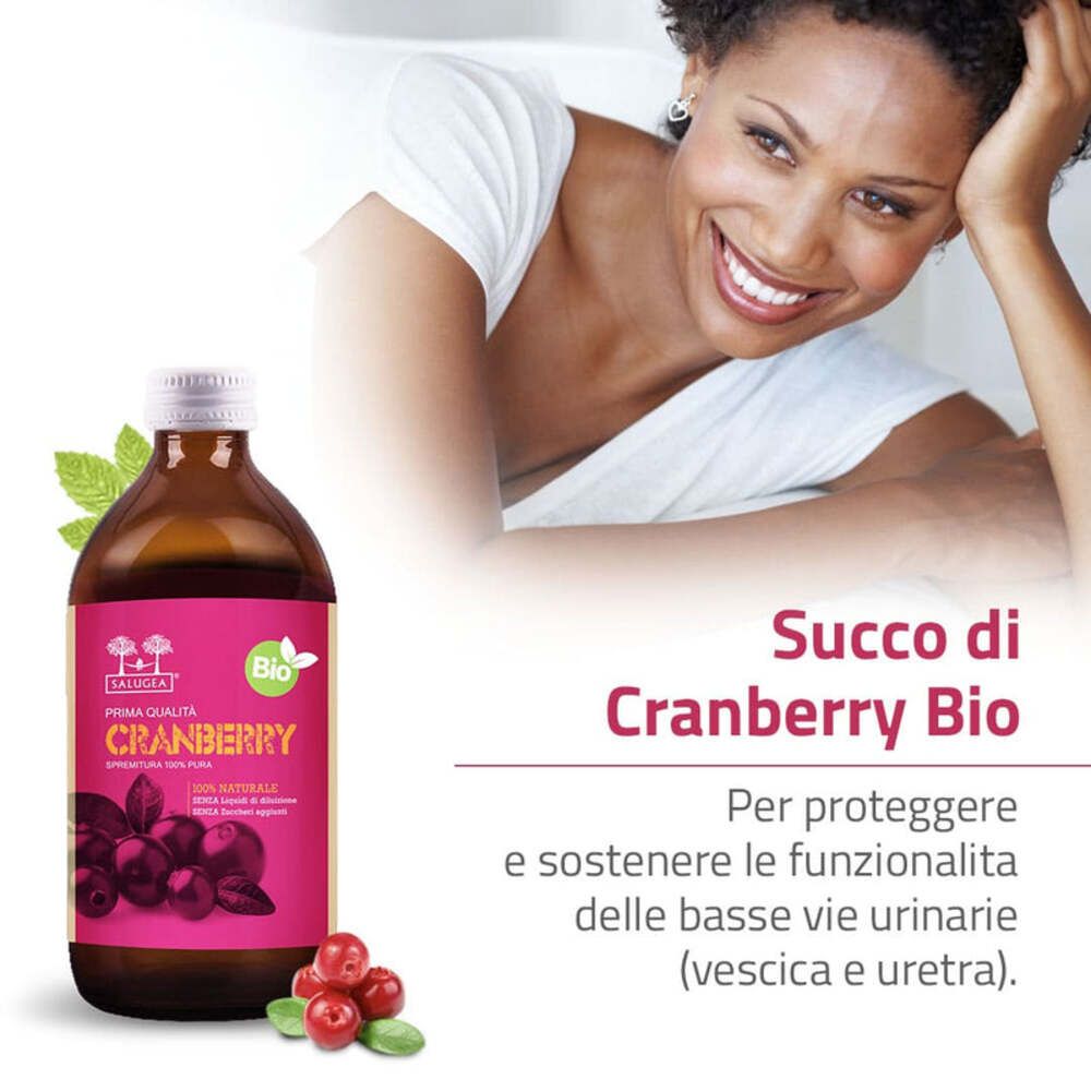 Frau lächelt. Flasche Cranberry-Saft. Text: Cranberry Bio-Saft. Für die Gesundheit der Harnwege.