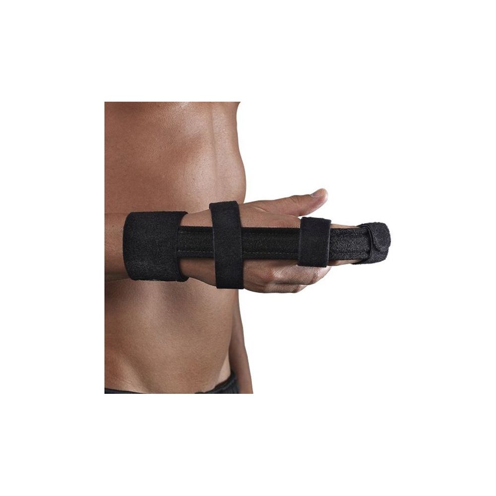 Tutore per dita nero sul polso. Chiusure in velcro e imbottitura. Mostrato su una persona.