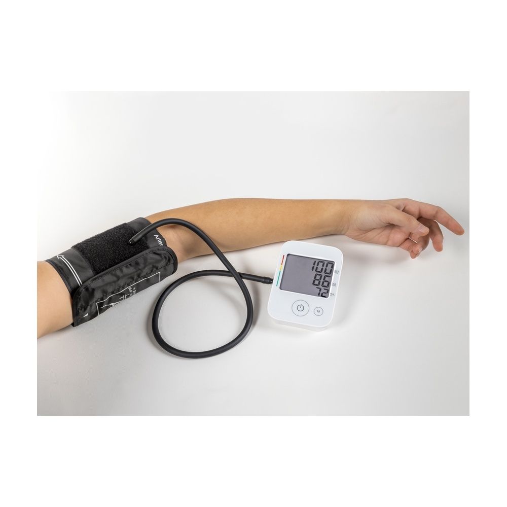 Arm mit schwarzer Manschette und Blutdruckmessgerät. Gerät zeigt Werte an. Schwarzes Kabel.