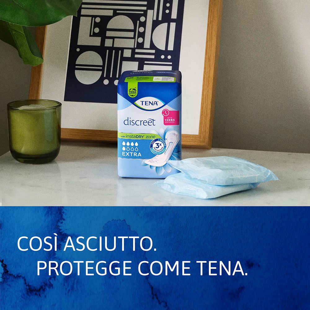 TENA Discreet Extra Packung und einzelne Produkte auf einer Oberfläche.