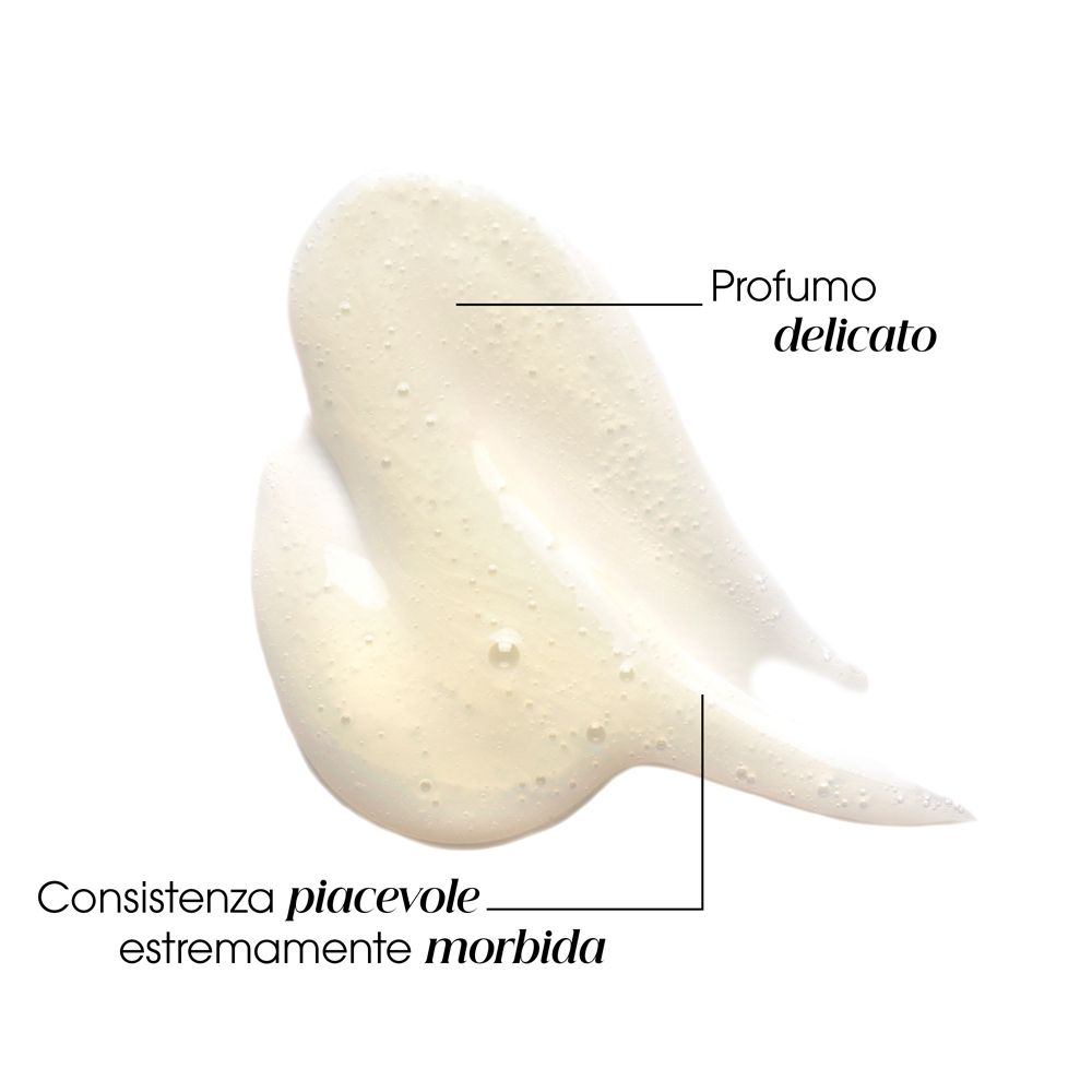 Primo piano della consistenza dello shampoo. Testo: Consistenza piacevole, estremamente morbida.