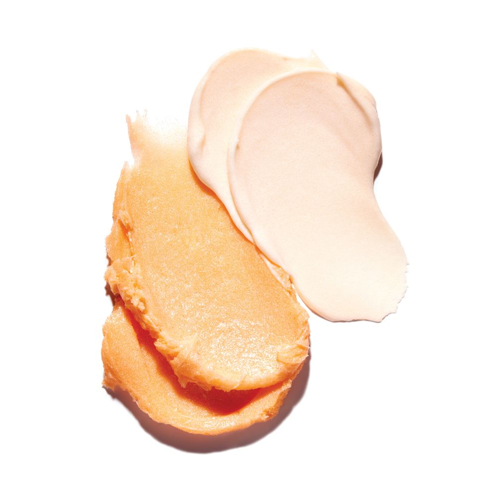 Due campioni di prodotto cremoso. Uno arancione, uno color crema. Su sfondo bianco.