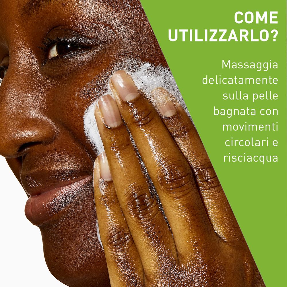 Donna si lava il viso con schiuma. Testo: Come usarlo? Massaggiare delicatamente sulla pelle bagnata, movimenti circolari.