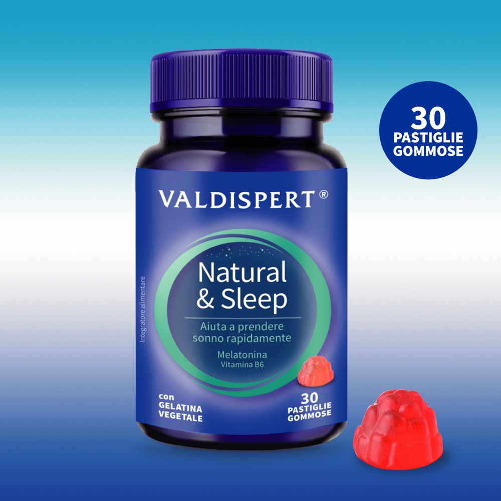 Flacone blu VALDISPERT® Natural & Sleep. Contiene melatonina e vitamina B6. 30 caramelle gommose. Caramella rossa accanto.