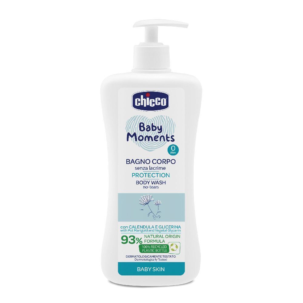 Flacone bianco con dosatore. Scritte: Chicco Baby Moments, Bagno Corpo, Protection, Body Wash. 93% ingredienti di origine naturale.