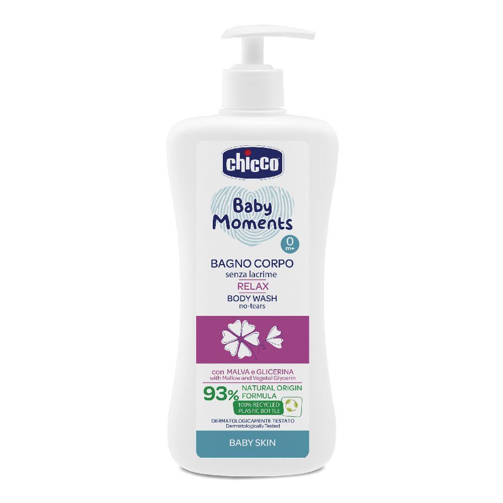 Dispenser bianco con pompa. Scritta: Chicco Baby Moments Bagno Corpo Relax. Formula naturale al 93%. Baby Skin.