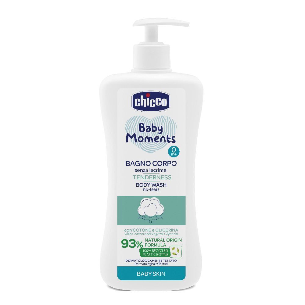 Flacone bianco con dosatore. Scritta: Chicco Baby Moments, Bagno Corpo, Tenderness, Body Wash. 93% Natural Origin.