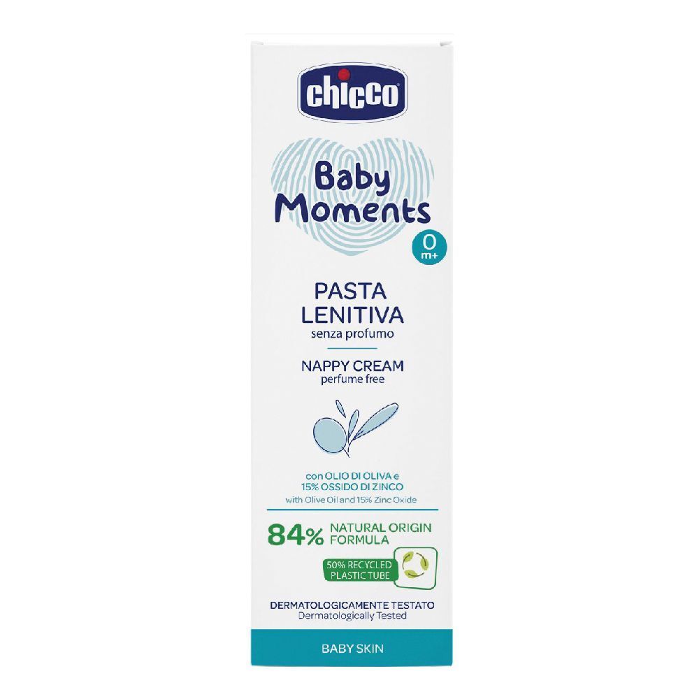 Tubo bianco con testo blu. Scritto: Chicco Baby Moments Pasta Lenitiva, Nappy Cream, senza profumo. 84% origine naturale.