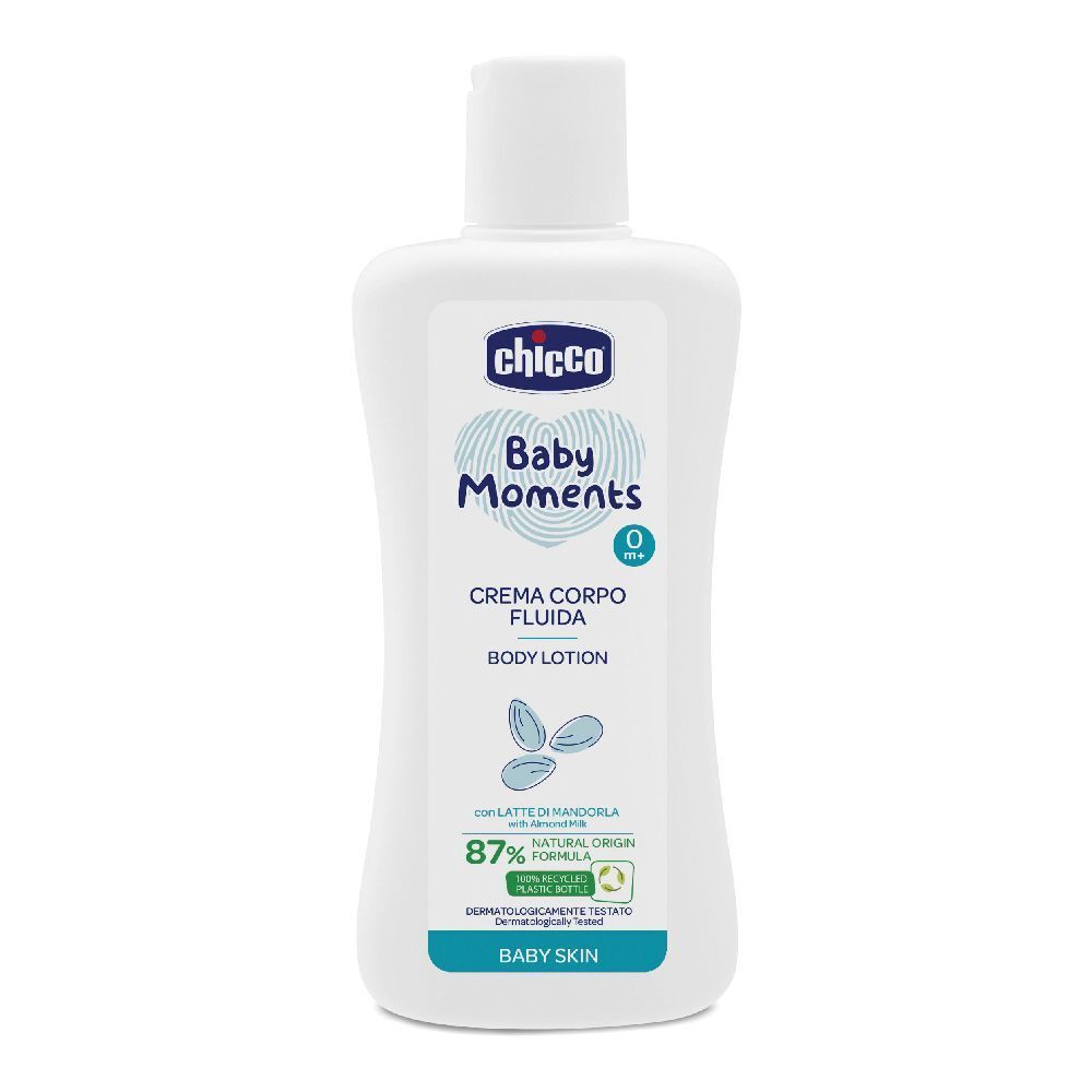 Flacone bianco con etichetta blu. Scritta: Chicco Baby Moments, Crema Corpo Fluida, Body Lotion. Con latte di mandorla.