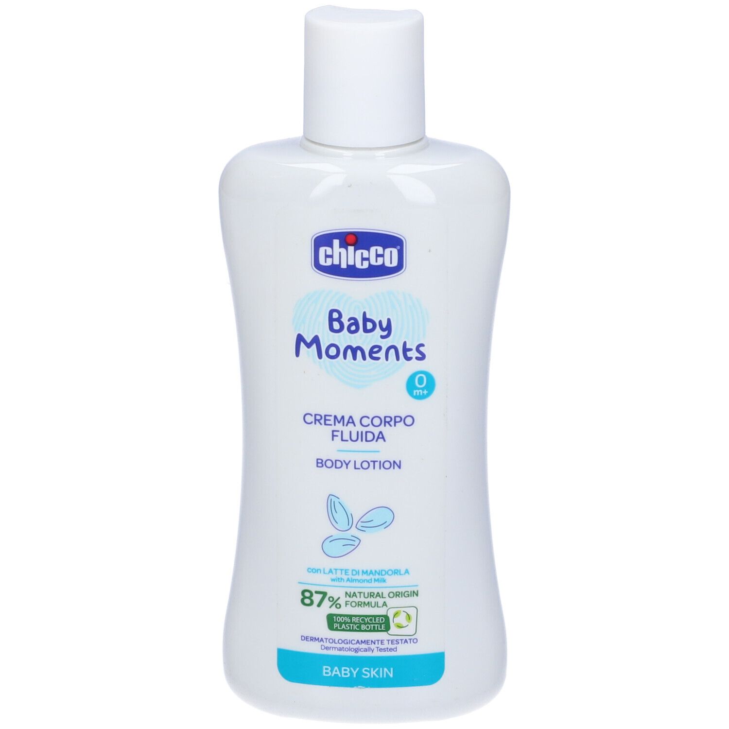 Flacone bianco con etichetta blu. Scritta: Chicco Baby Moments, Crema Corpo Fluida, Body Lotion. Con latte di mandorla.