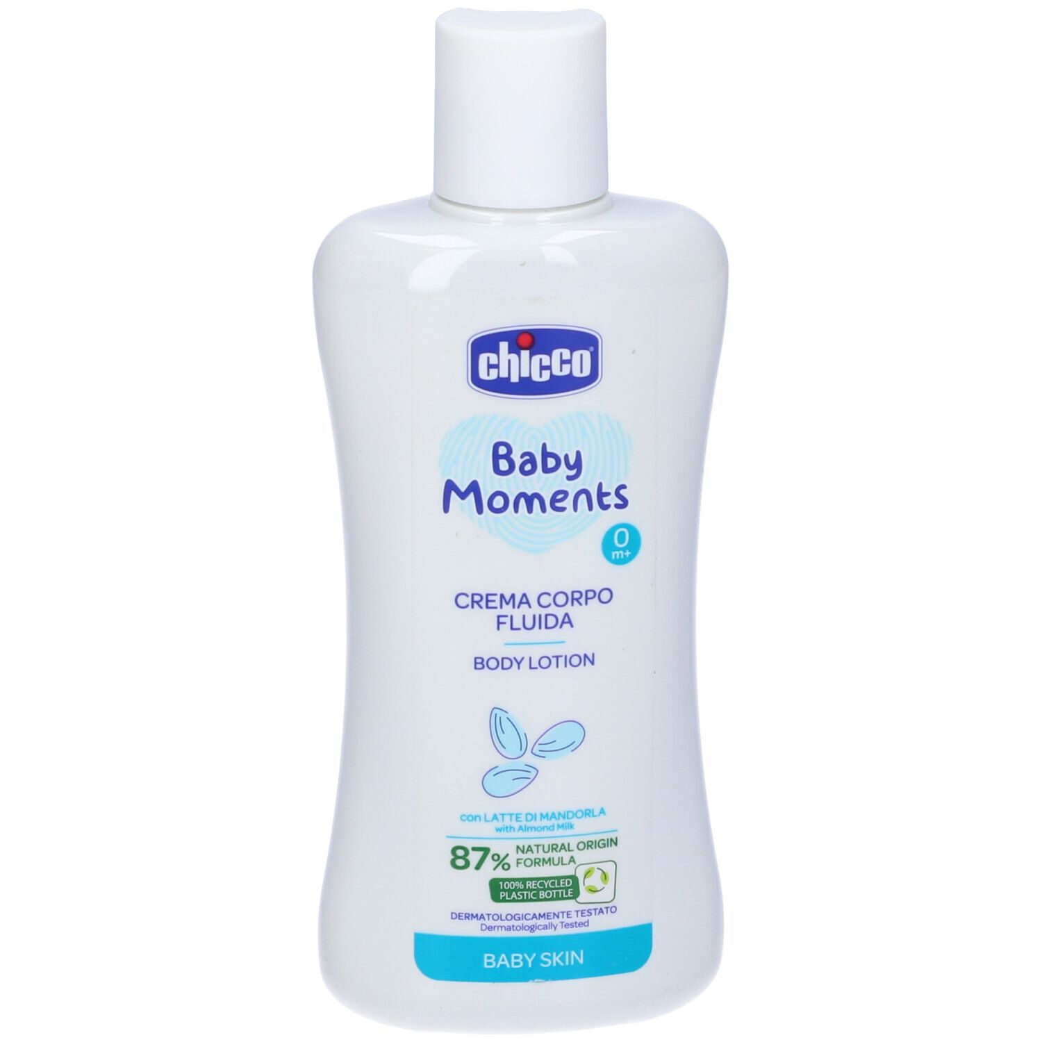 Flacone bianco con etichetta blu. Scritta: Chicco Baby Moments, Crema Corpo Fluida, Body Lotion. Con latte di mandorla.