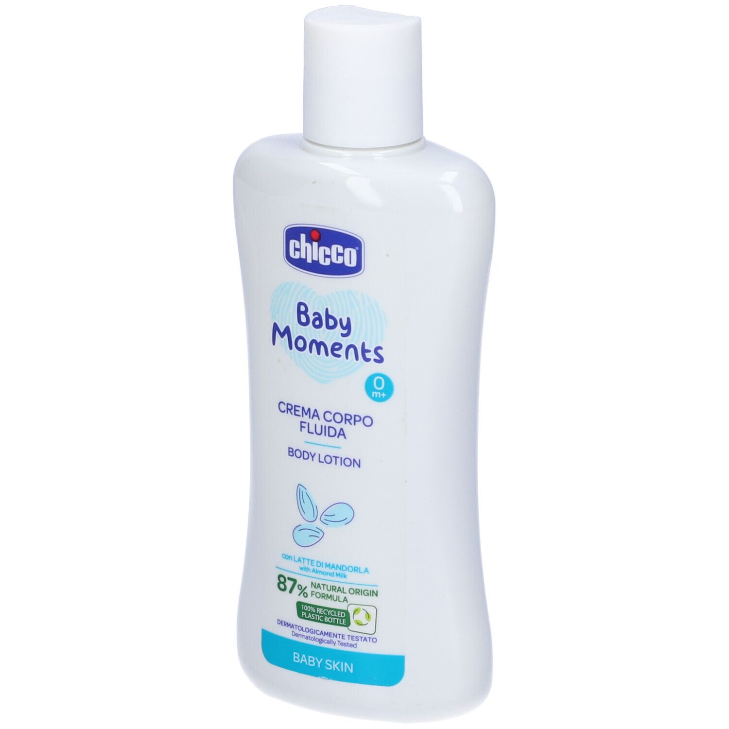 Flacone bianco con etichetta blu. Scritta: Chicco Baby Moments, Crema Corpo Fluida, Body Lotion. Con latte di mandorla.