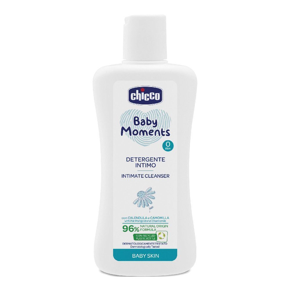 Flacone bianco "chicco Baby Moments". Scritto "Detergente Intimo". Con camomilla. Formula 96% naturale. Per la pelle del bambino.