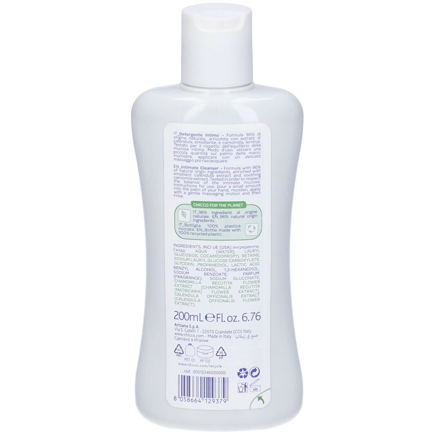 Retro del flacone bianco. Testo: "chicco". Ingredienti, 200ml, 6.76 fl.oz. Con bottiglia riciclata. Per il pianeta.