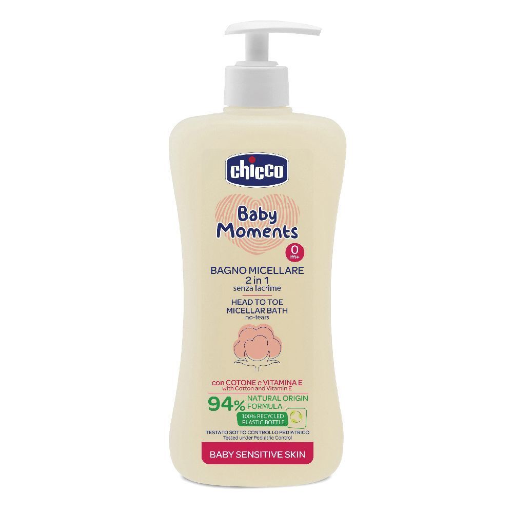 Flacone beige con erogatore bianco. Scritta: Chicco Baby Moments, 2 in 1, senza lacrime, per pelli sensibili.