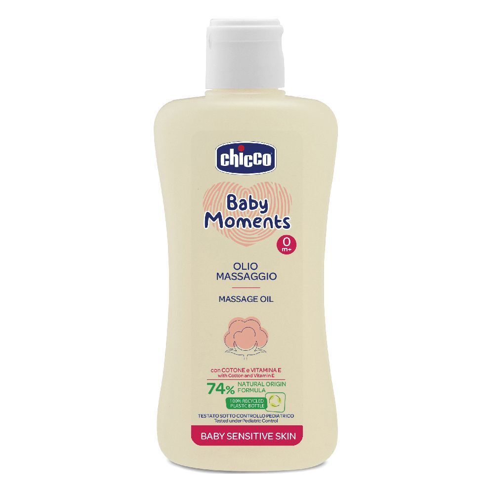 Flacone beige con tappo bianco. Scritta: Chicco Baby Moments, Olio Massaggio, Massage Oil. 74% Natural Origin Formula.
