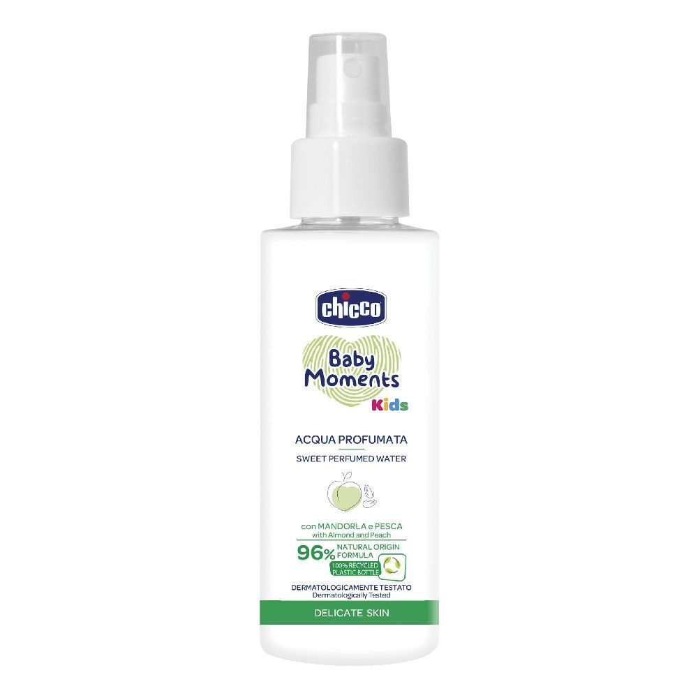 Flacone spray bianco con etichetta verde. Scritta: Chicco Baby Moments Kids, Acqua Profumata, 96% ingredienti naturali.