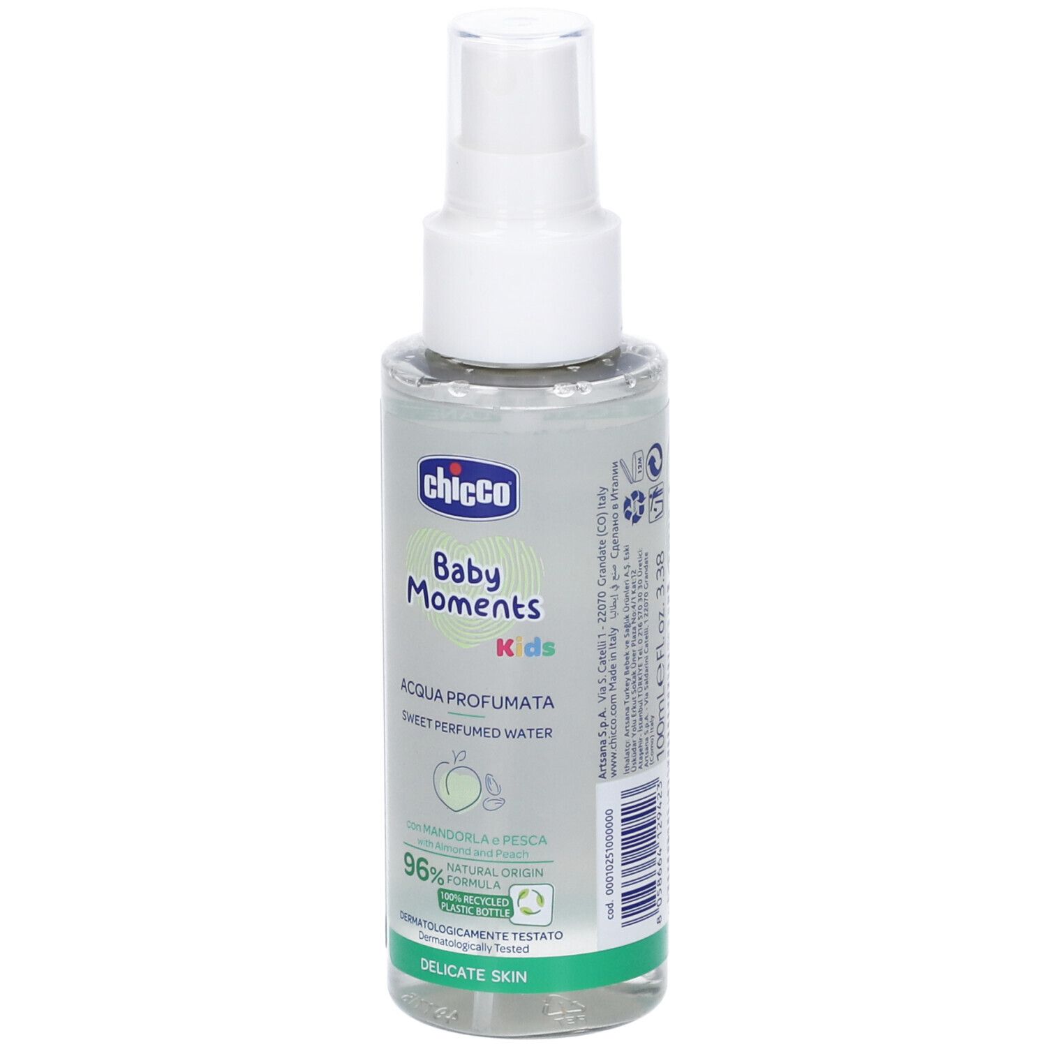 Flacone spray bianco con etichetta verde. Scritta: Chicco Baby Moments Kids, Acqua Profumata, 96% ingredienti naturali.
