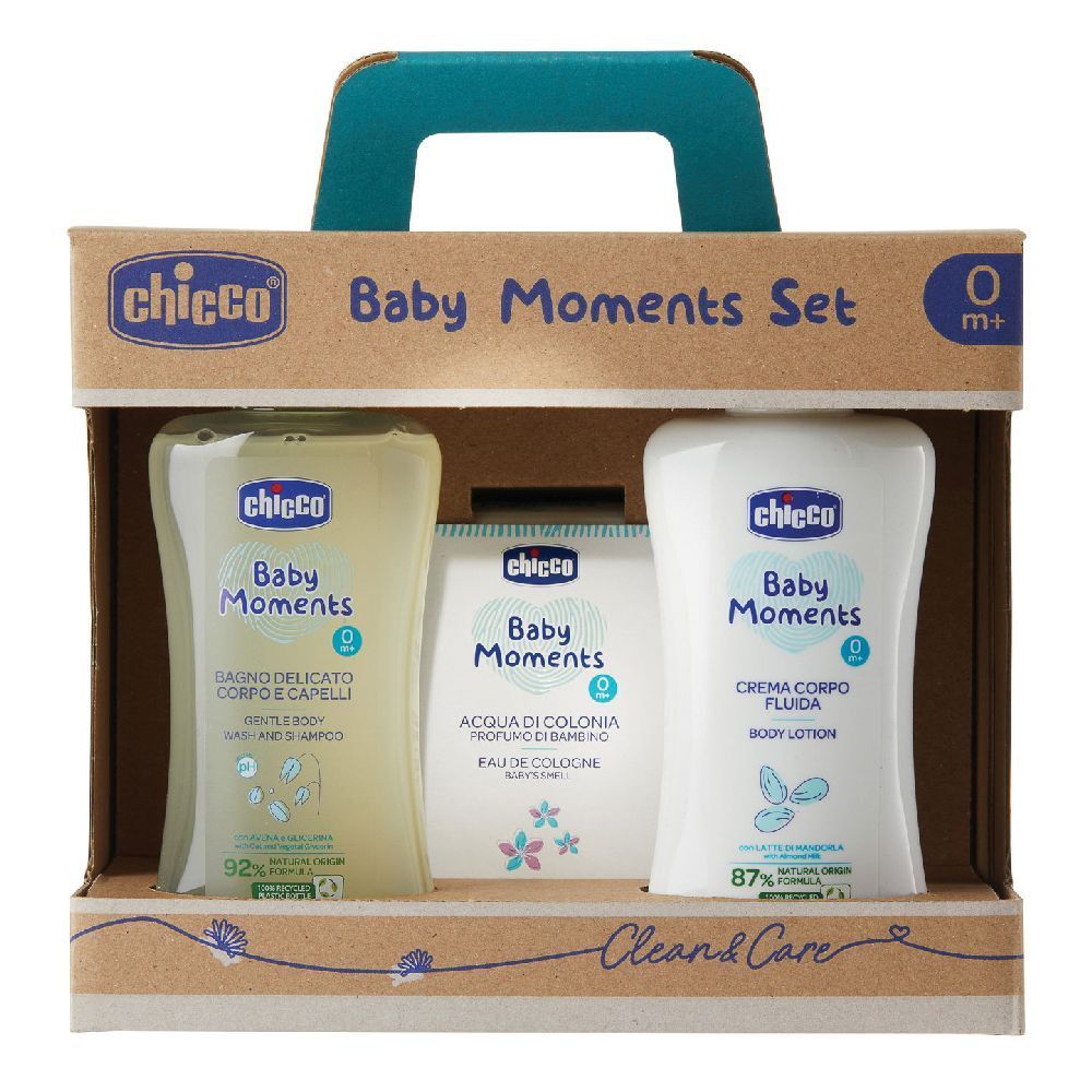Set regalo con tre prodotti per la cura del bambino in una scatola di cartone con manico. Prodotti: bagnoschiuma, acqua di colonia, lozione per il corpo.
