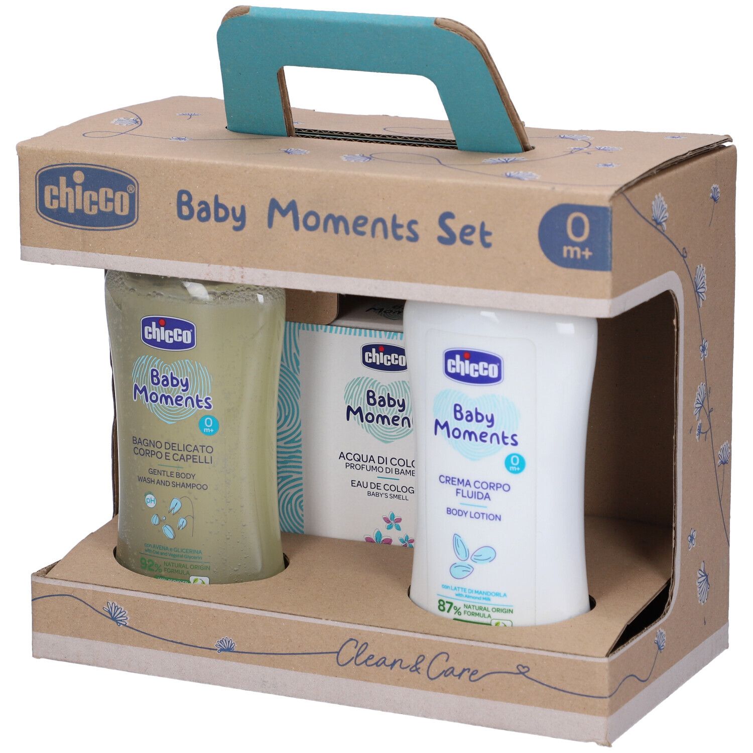 Set regalo con prodotti per la cura del bambino in scatola di cartone con manico. Prodotti: bagnoschiuma, acqua di colonia, lozione. Con finestra.