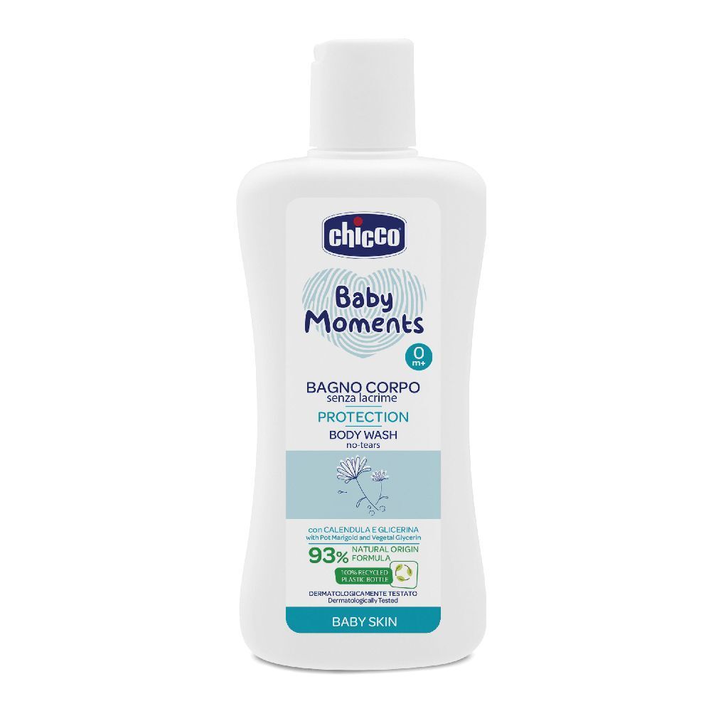 Flacone bianco con etichetta blu. Scritta: Chicco Baby Moments, Bagno Corpo, Protection. Formula naturale al 93%.