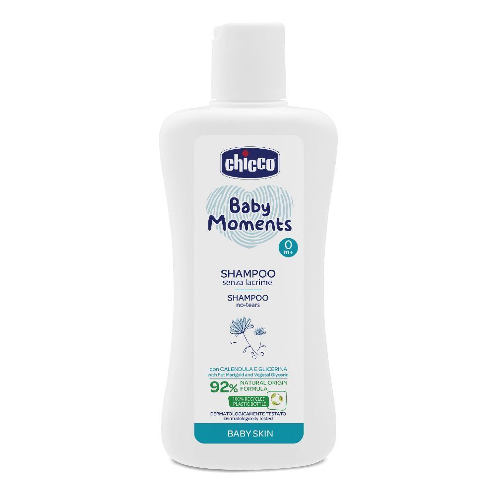 Flacone bianco per bambini con etichetta blu. Scritta: Chicco Baby Moments Shampoo senza lacrime. 92% ingredienti naturali.