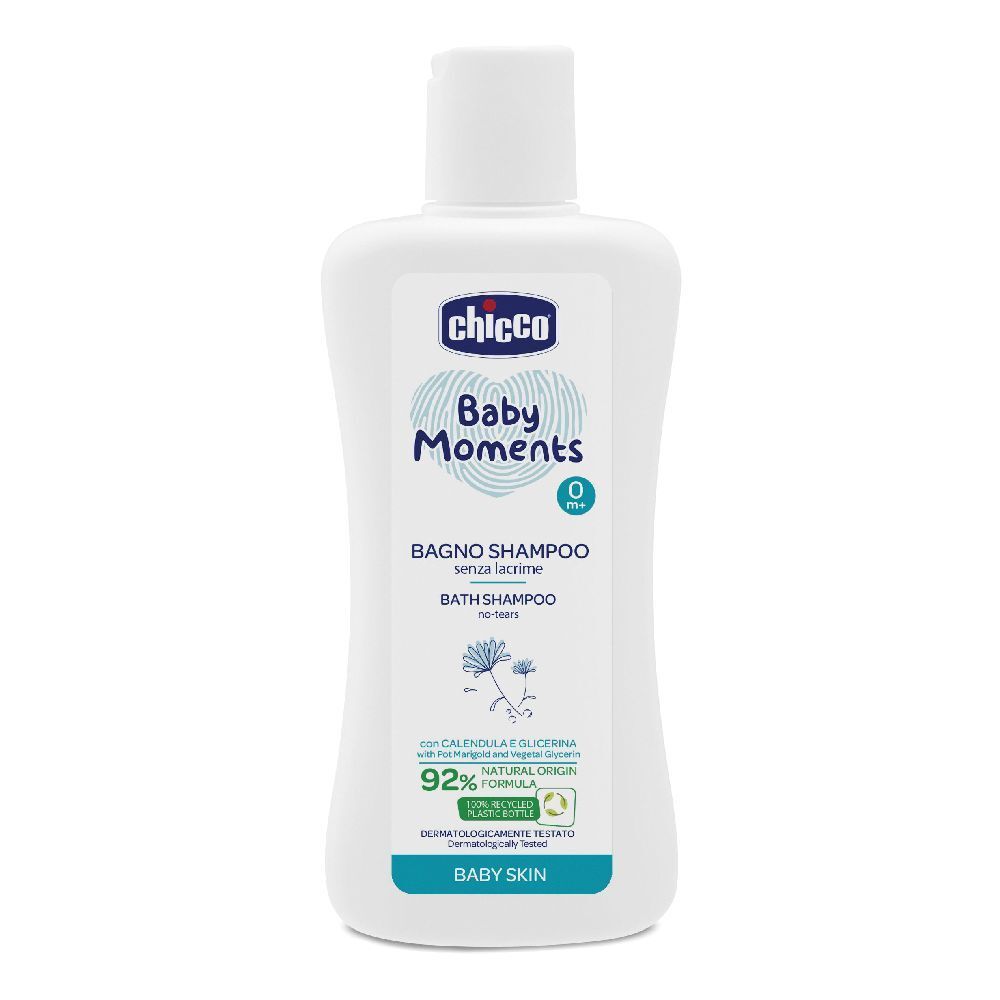 Flacone bianco con etichetta blu. Scritto: Chicco Baby Moments, bagno shampoo senza lacrime. Formula naturale al 92%.