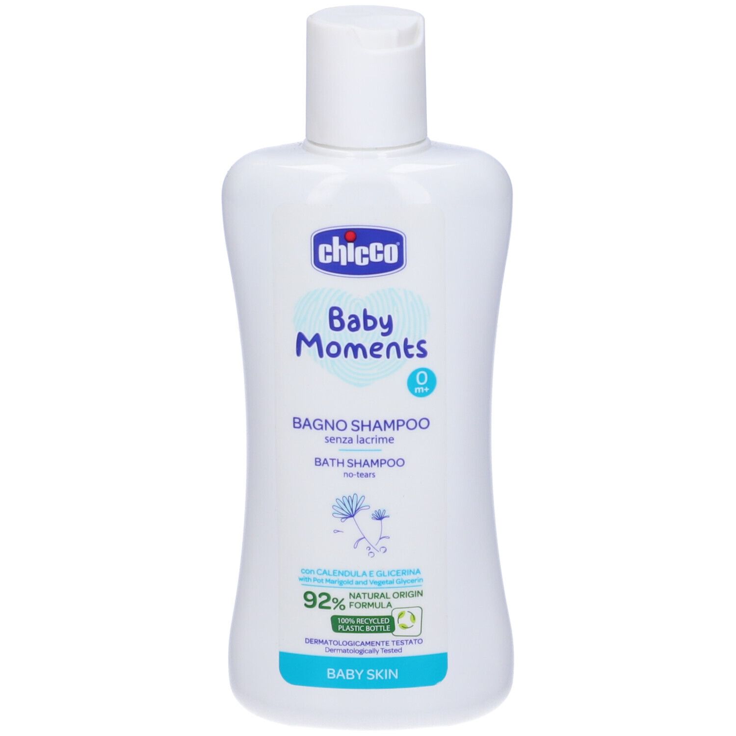 Flacone bianco con etichetta blu. Scritto: Chicco Baby Moments, bagno shampoo senza lacrime. Formula naturale al 92%.