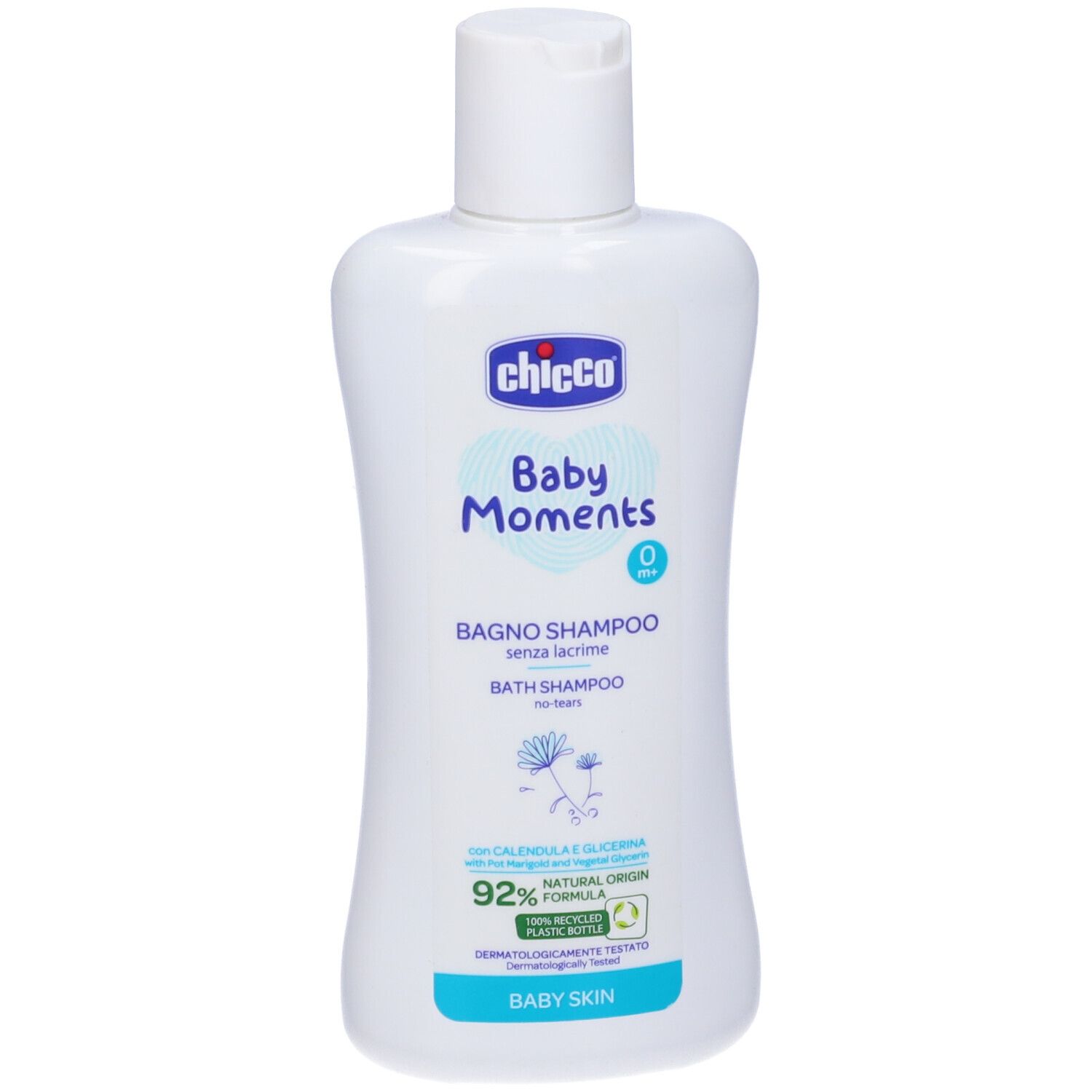 Flacone bianco con etichetta blu. Scritto: Chicco Baby Moments, bagno shampoo senza lacrime. Formula naturale al 92%.