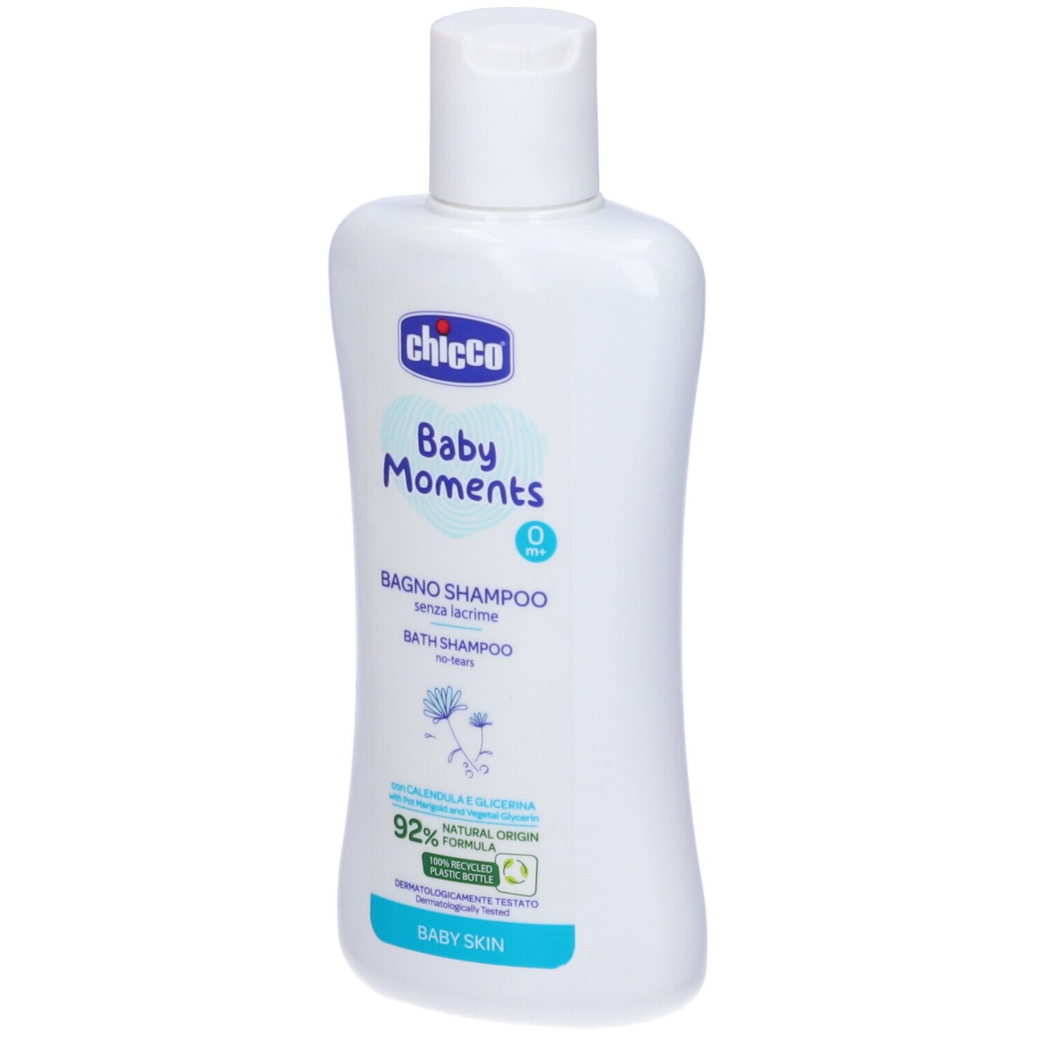 Flacone bianco con etichetta blu. Scritto: Chicco Baby Moments, bagno shampoo senza lacrime. Formula naturale al 92%.