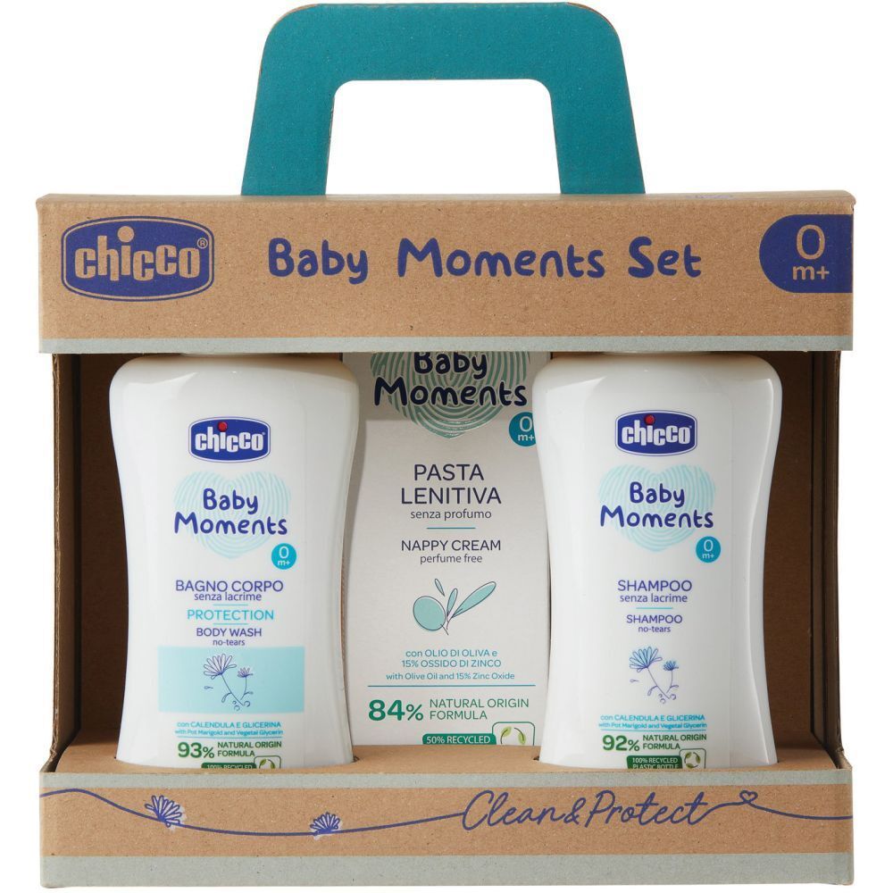 Set regalo con prodotti per bambini. Contiene due flaconi e un tubetto in una scatola di cartone con manico. Scritte: Baby Moments, 0m+.