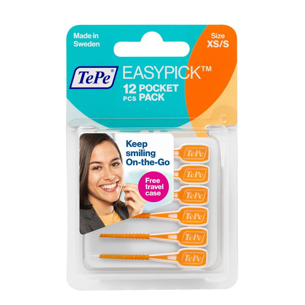 Confezione TePe EasyPick™ XS/S da 12 pezzi, arancioni. Include custodia da viaggio. Donna sorridente.