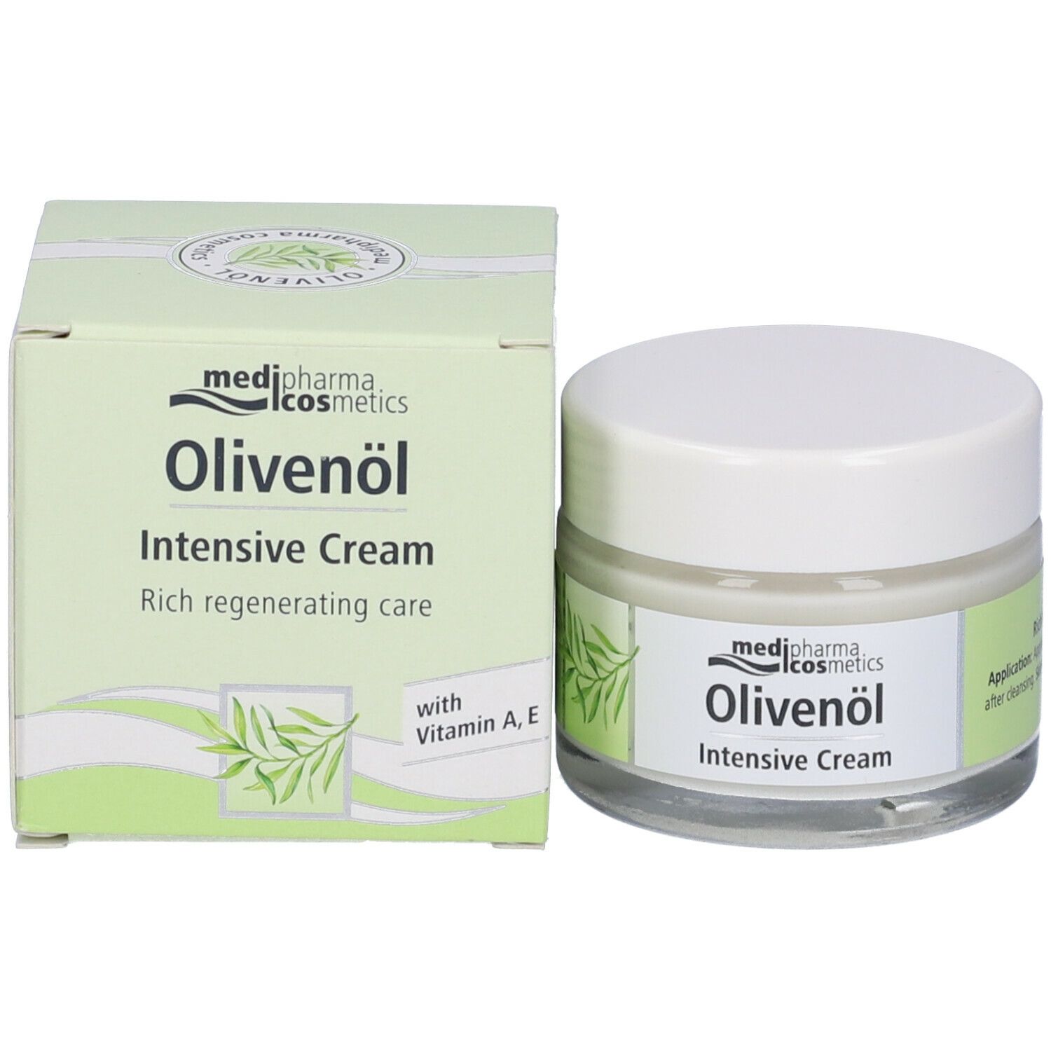 Creme-Glas und Verpackung. Produktname, Olivenzweig-Illustration und Vitamin A, E. Hellgrüner Hintergrund.