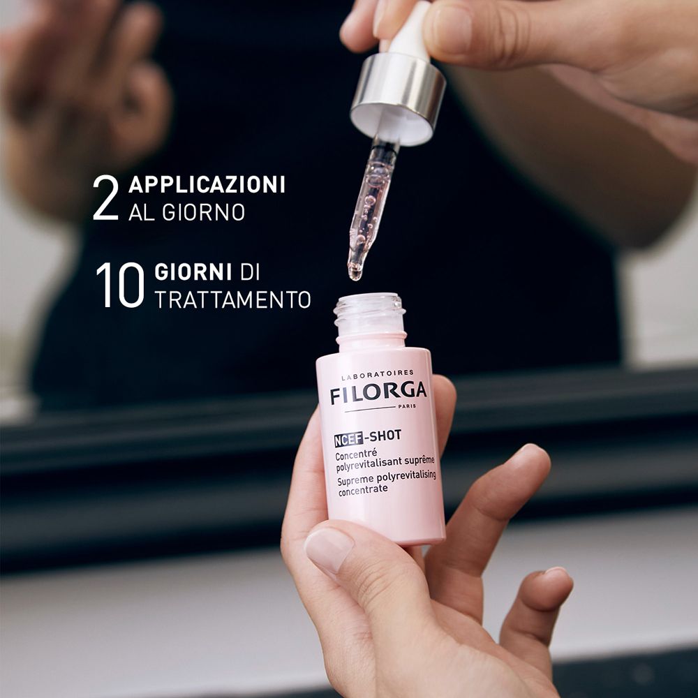 Mani che tengono flacone e pipetta. Testo: 2 APPLICAZIONI AL GIORNO. NCEF-SHOT. Flacone rosa.