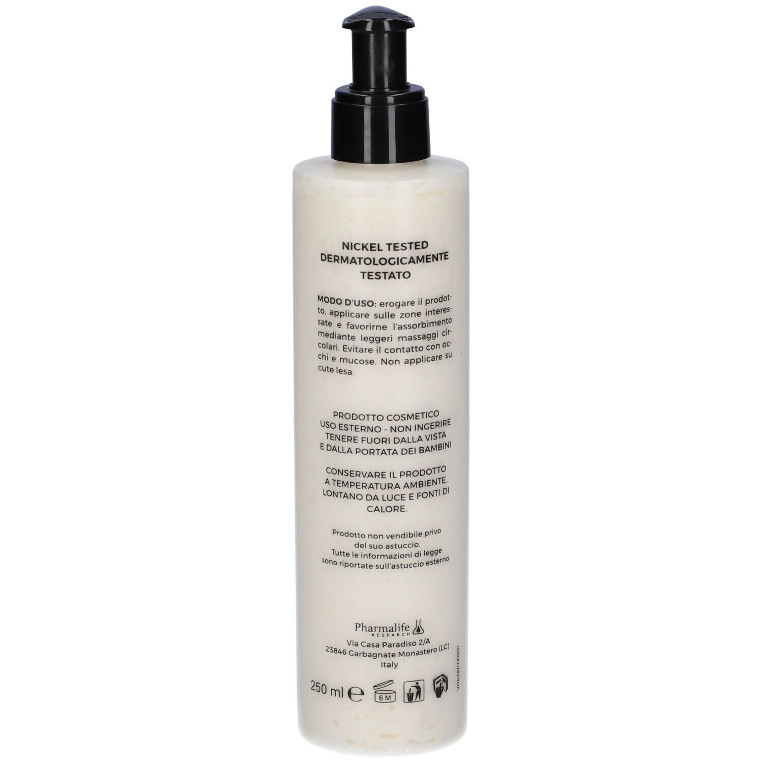 Retro del flacone di crema corpo con testo. Dosatore nero. Scritta: Nickel Tested. Dermatologicamente testato.