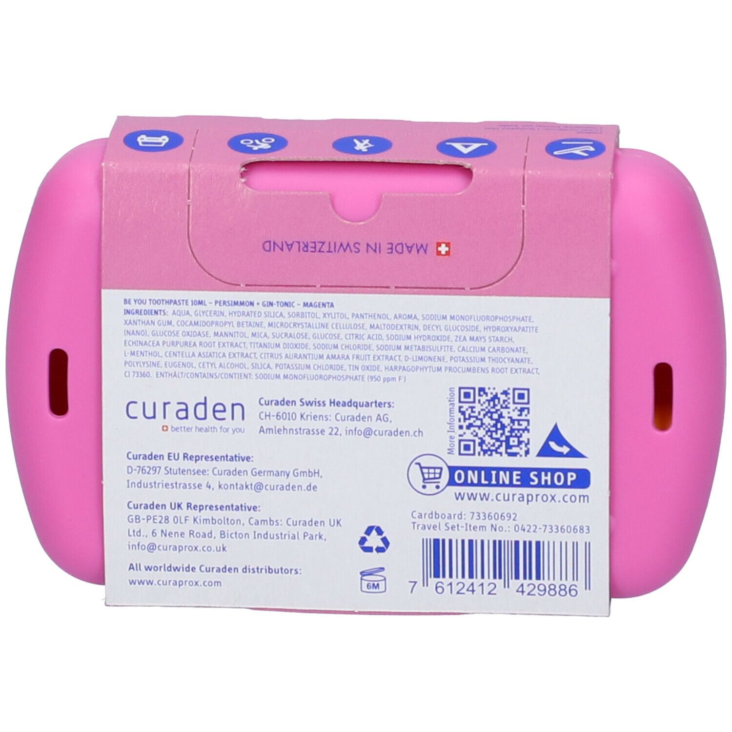 Retro di un set da viaggio rosa. Contiene informazioni sugli ingredienti, il produttore e il negozio online. Marchio Curaprox.