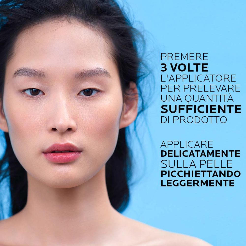 Volto di donna. Testo: Premere 3 volte l'applicatore per prelevare una quantità sufficiente.