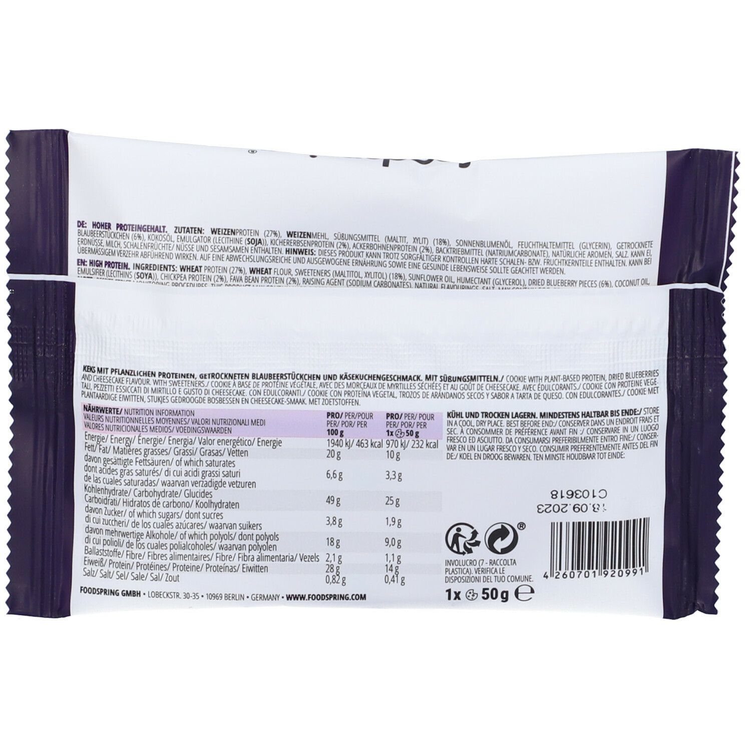 Retro della confezione con informazioni nutrizionali e lista ingredienti. Testo: Foodspring, Vegan Protein Cookie, gusto cheesecake ai mirtilli.