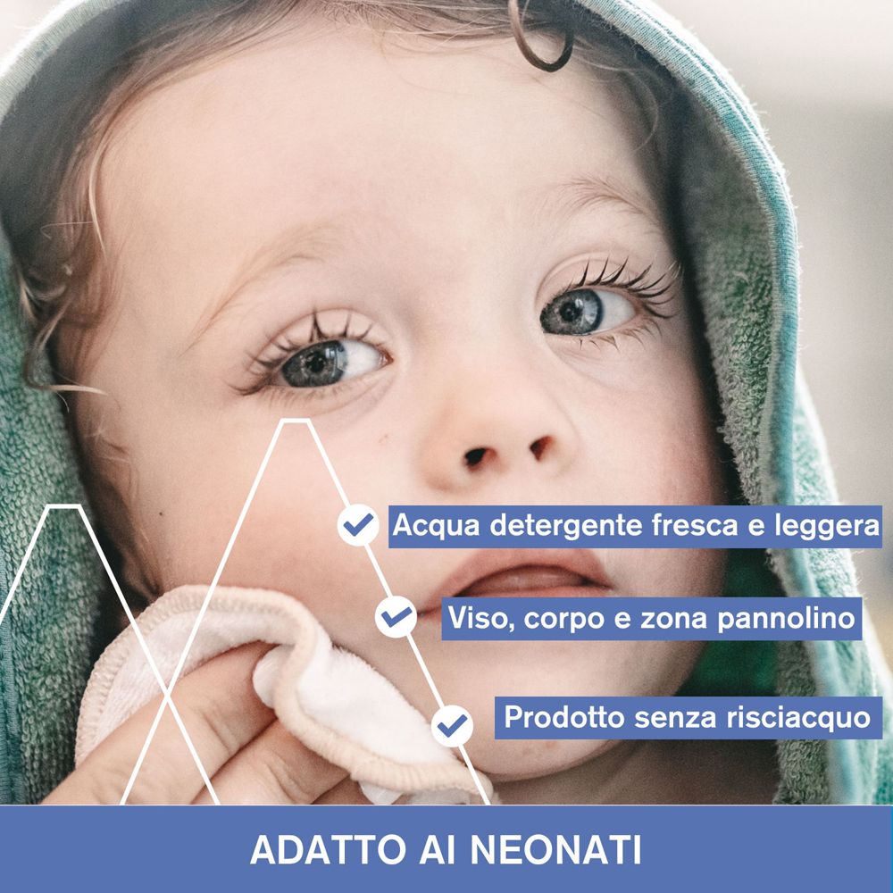 Bébé avec serviette. Texte : Acqua detergente fresca e leggera, Viso, corpo e zona pannolino, Prodotto senza risciacquo. Adatto ai neonati.
