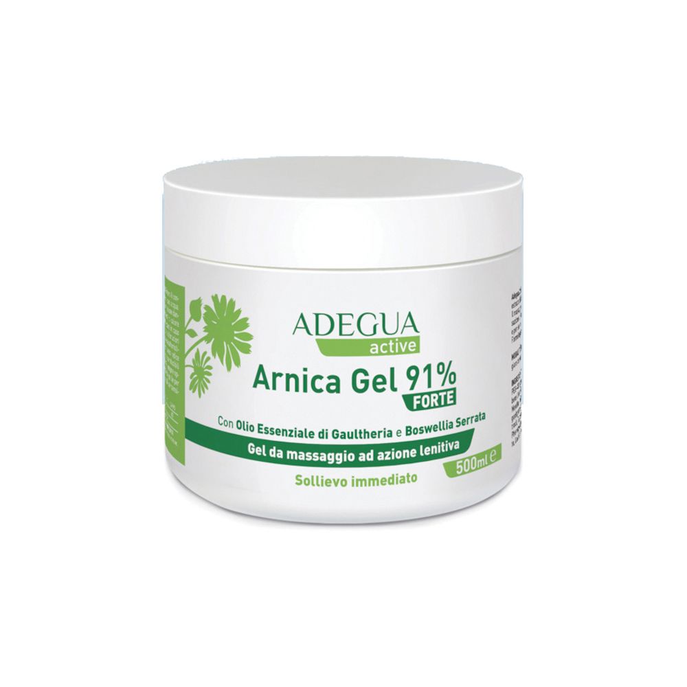 Vaso bianco con etichetta verde. Scritta: ADEGUA active, Arnica Gel 91% Forte. Testo: Gel da massaggio ad azione lenitiva.