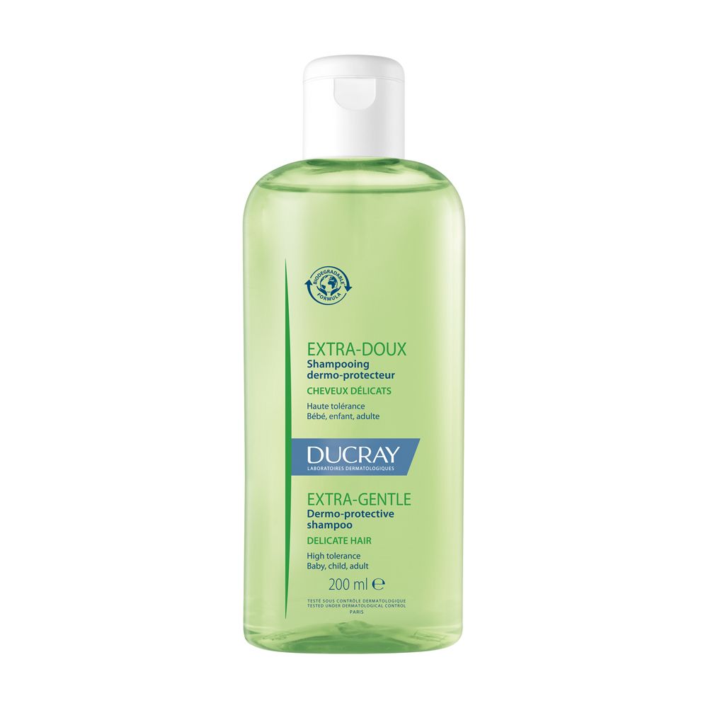 Flacone di shampoo verde con tappo bianco. Testo: EXTRA-DOUX, Ducray, 200 ml. Per capelli delicati. Simbolo di riciclo.
