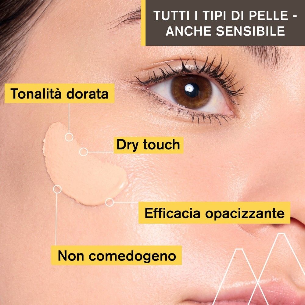 Primo piano: Crema colorata sulla pelle. Dry touch, non comedogeno, effetto opacizzante.
