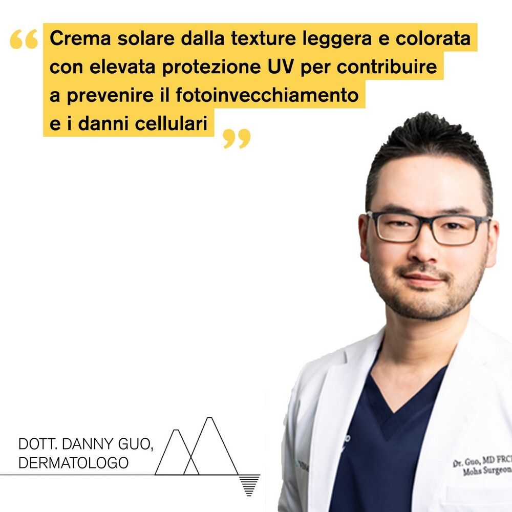 Medico con occhiali cita: Crema solare leggera e colorata con alta protezione UV, previene l'invecchiamento.