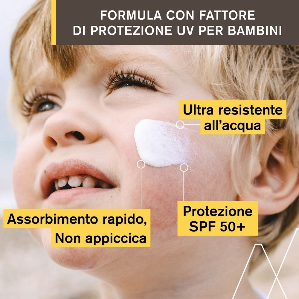 Bambino con crema sulla guancia. Testo: Assorbimento rapido, non appiccica. Protezione SPF 50+.
