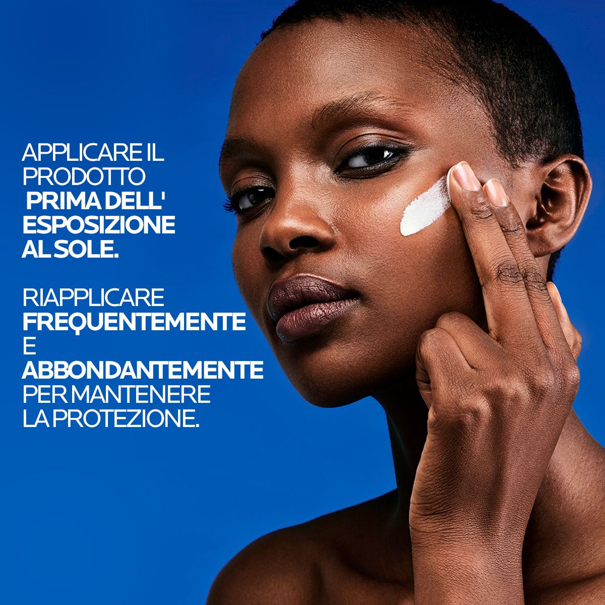 Donna applica crema solare. Applicare prima dell'esposizione al sole. Riapplicare frequentemente per la protezione.